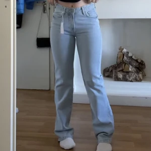 Low waist jeans - Jeans med lågmidja från bikbok. 💕 straight jeans