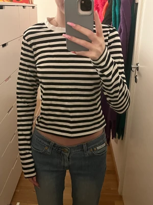 Randig tröja  - Sitter så smickrande, från h&m knappt använd💕  💕Säljs den inte inom 2 veckor doneras den!💕