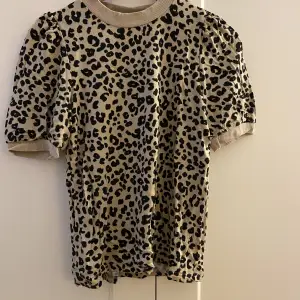 Fin leopard tröja som är i ett jätteskönt material
