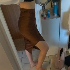 Brun kjol aldrig använd💞med slits och tight och stretchig passform 