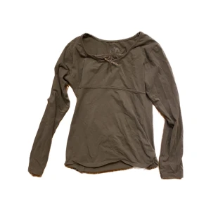 Långärmad tröja  - Söt långärmad tröja med rosett. Den är mer grå än vad som visas på bilden. Köparen står för frakt! 