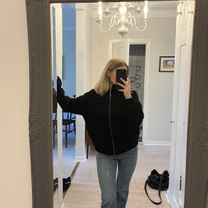 Teddyjacka - Teddyjacka i storlek L. Jag är S i vanliga fall och jag älskar passformen på mig. 150kr