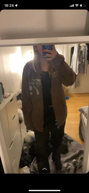 Zip-hoodie  - En cool ziphoodie i storlek L men jätte fin som en oversize hoodie också💞Hör av dig om du är intresserad💞