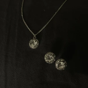 Halsband med örhängen  - Aldrig använt. Matchande örhängen till halsbandet. Silver 