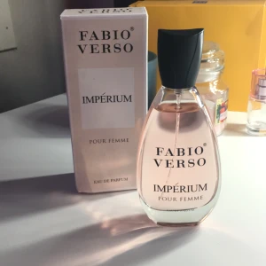 Parfym  - Jag säljer denna parfymen för att jag köpte fel den luktar jätte gott men inget jag vill ha den är oanvänd och köpte för 300 kr 