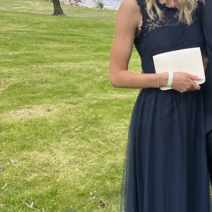 Balklänning - Säljer min fina marinblåa balklänning!! Strl 38 och lång i passformen, skriv för fler bilder och info💗Frakten ingår