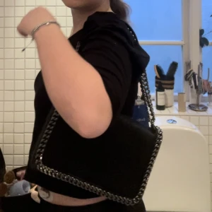 Zara väska - Snygg väska från zara som är köpt På Sellpy för 250kr! Kollar om någon vill köpa innan jag skickar tillbaka. Supersnygg och rymlig med tre olika fack. Superfint skick