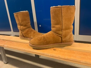 Uggs 43 - Snygga uggs storlek 43. Nypris 2500 mitt pris 350kr. Väldigt sköna o mjuka.  Skick enligt bild. Betala via PostNord eller plick. 