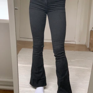 Svarta Jeans  - Säljer dessa svarta jeans i stl XS från Gina! Säljer då dom aldrig används. Kontakta vid frågor, köparen står för frakt! 💕 PRIS GÅR ATT DISKUTERA!⚠️