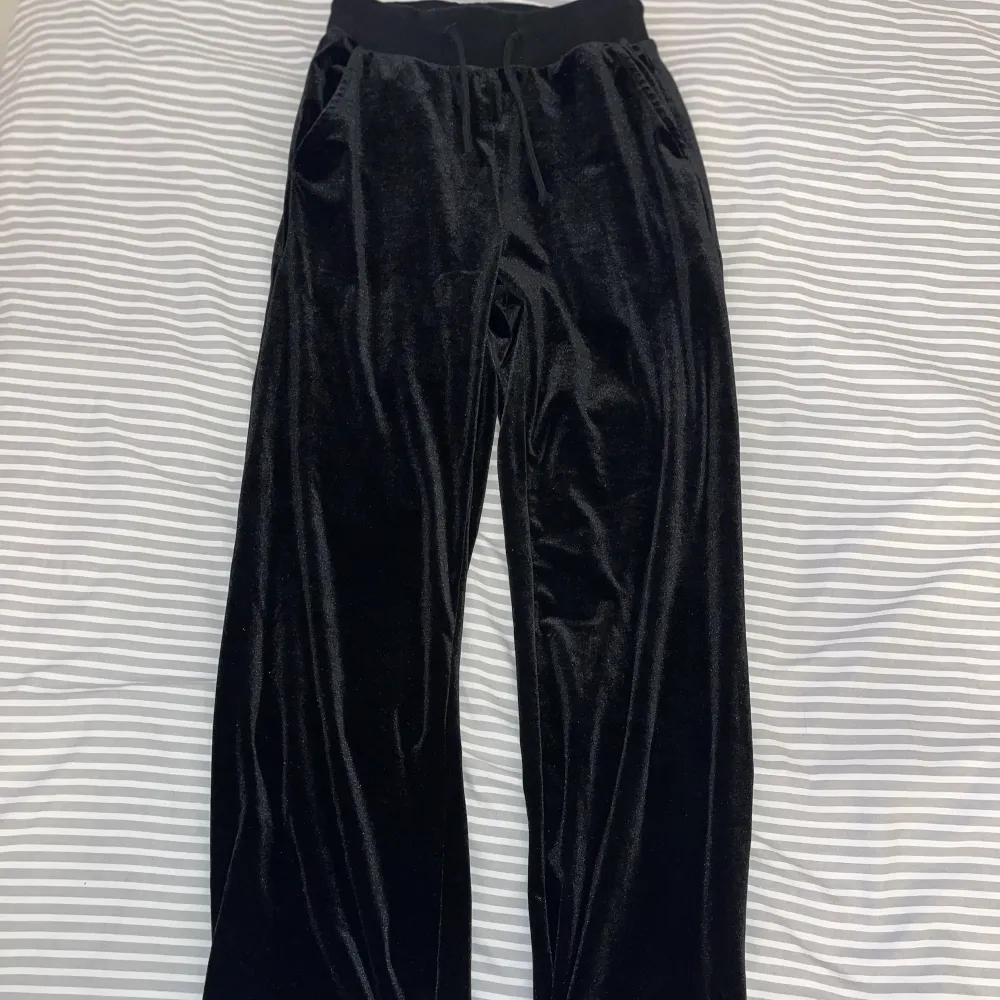 Ett par svarta byxor från Shein. Juicy material ungefär, lite breda i benen. OTROLIGT sköna❤️. Jeans & Byxor.