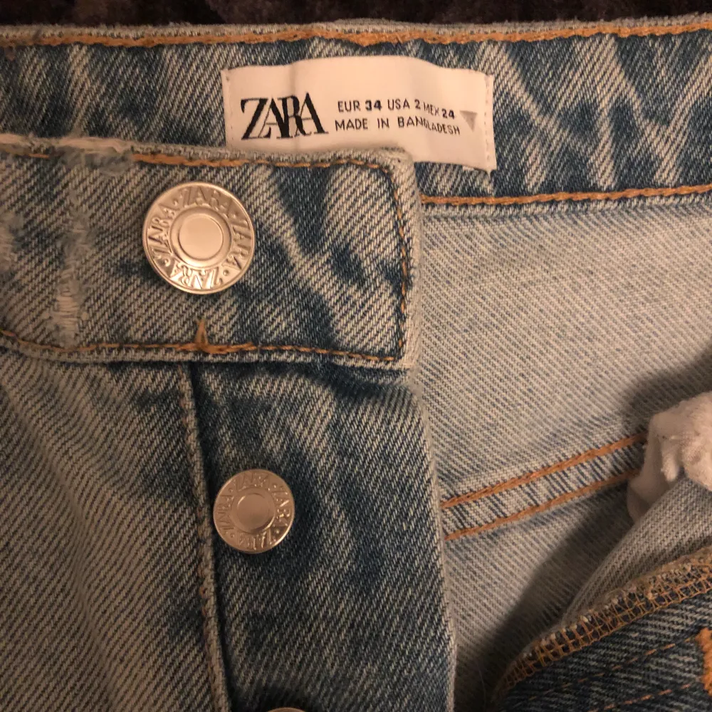 Midrise jeans från zara i fint skick. Klippta och passar då strl 34 och längd ca 156 cm för referens 🫶 kom privat för frågor eller fler bilder . Jeans & Byxor.