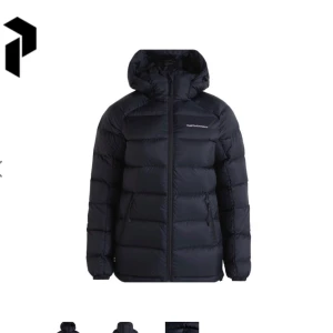 Peak Performance  - säljer min peakperformance jacka i storlek M men passar mig som har XS/S. Den användes under november2021-mars2022. Den hade ett litet hål men jag har sytt det så det syns inte, hör av er vid bättre bilder där jag har sytt & bättre bilder på jackan.