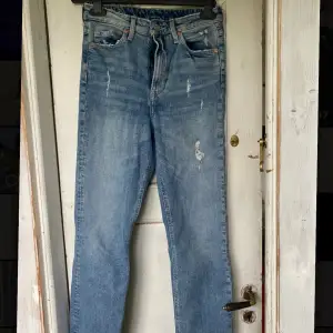 Aldrig användna storlek 34, högmidjade vintage slim H&M jeans, skriv för bättre bilder 