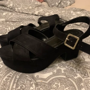 New Look Wide Fit Platform Chunky Sandal - Riktigt bekväma & snygga klackar😍 Använda några gånger men är i väldigt bra skick . Frakt tillkommer 