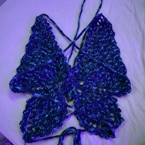 Fjärilstopp  - En fjärlistopp i olika nyanser av blå❣️ skriv till mig om ni har frågor, vill se mer bilder (hur den sitter på exempelvis) eller om ni vill beställa fast i annan färg 💞