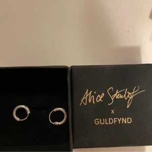 alice stenlöf  - säljer mina  alice stenlöf öron ringar i äkta silver då de aldrig kommit till användning, det är 2 st och perfekta att ha i hål högre upp på örat eller bara som vanliga öronhängen🤍