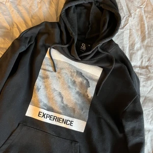 Hoodie - Svart hoodie med tryck💘