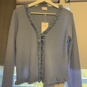 Blå Kofta från Vila - Säljer en fin ny kofta ifrån vila, då den inte passade mig💓