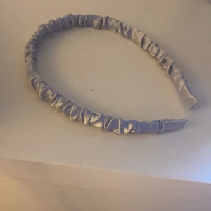 Diadem - Jätte gulligt diadem i satin material från Shein! Aldrig använt🥰 blir 35 med frakt!