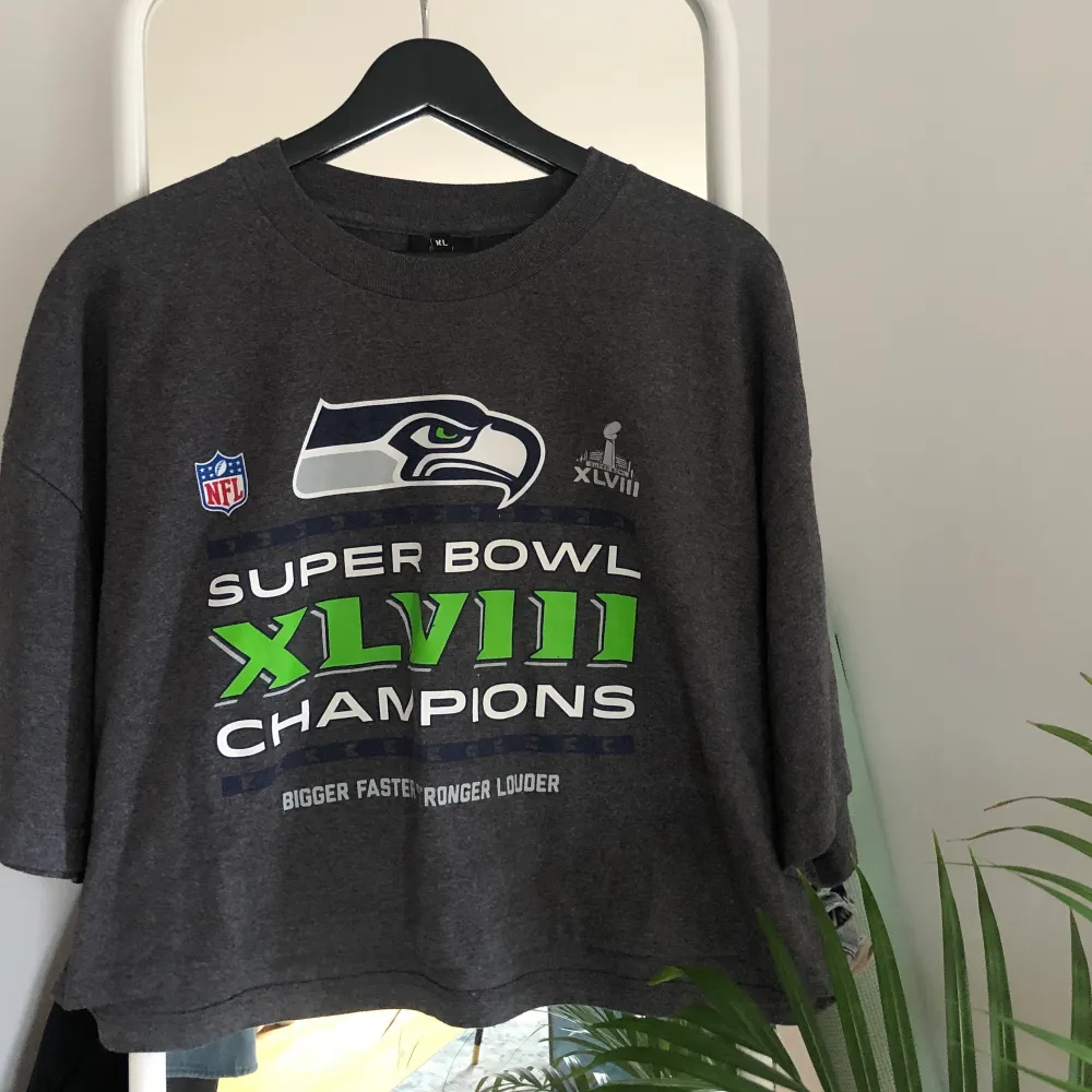 Croppad NFL t-shirt köpt i USA 2015. Finns ett litet hål långt ner på ena sidan där förmodligen ett larm har suttit som knappt är synbart, men därav lite billigare pris. 💚 . T-shirts.