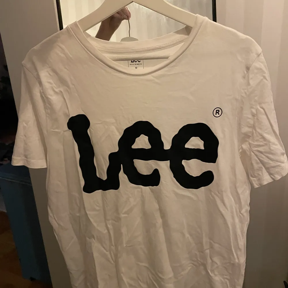 Skön och snygg t-shirt från Lee.  Använd ett par gånger. . T-shirts.