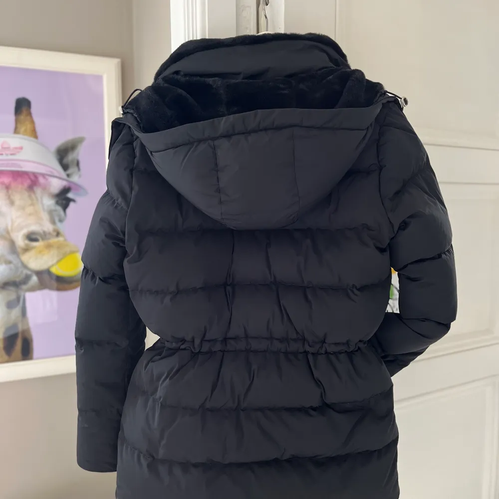 Dunjacka från Boomerang, modell Alextra Down Jacket i svart kulör. Storlek 36.   90% RDS certifierat dun, 10% fjäder.  Inköpt förra året, använd fåtal gånger pga för många vinterjackor.  Inga anmärkningar, fint skick. Djur- och rökfritt hem. Köpt för 5499. Jackor.