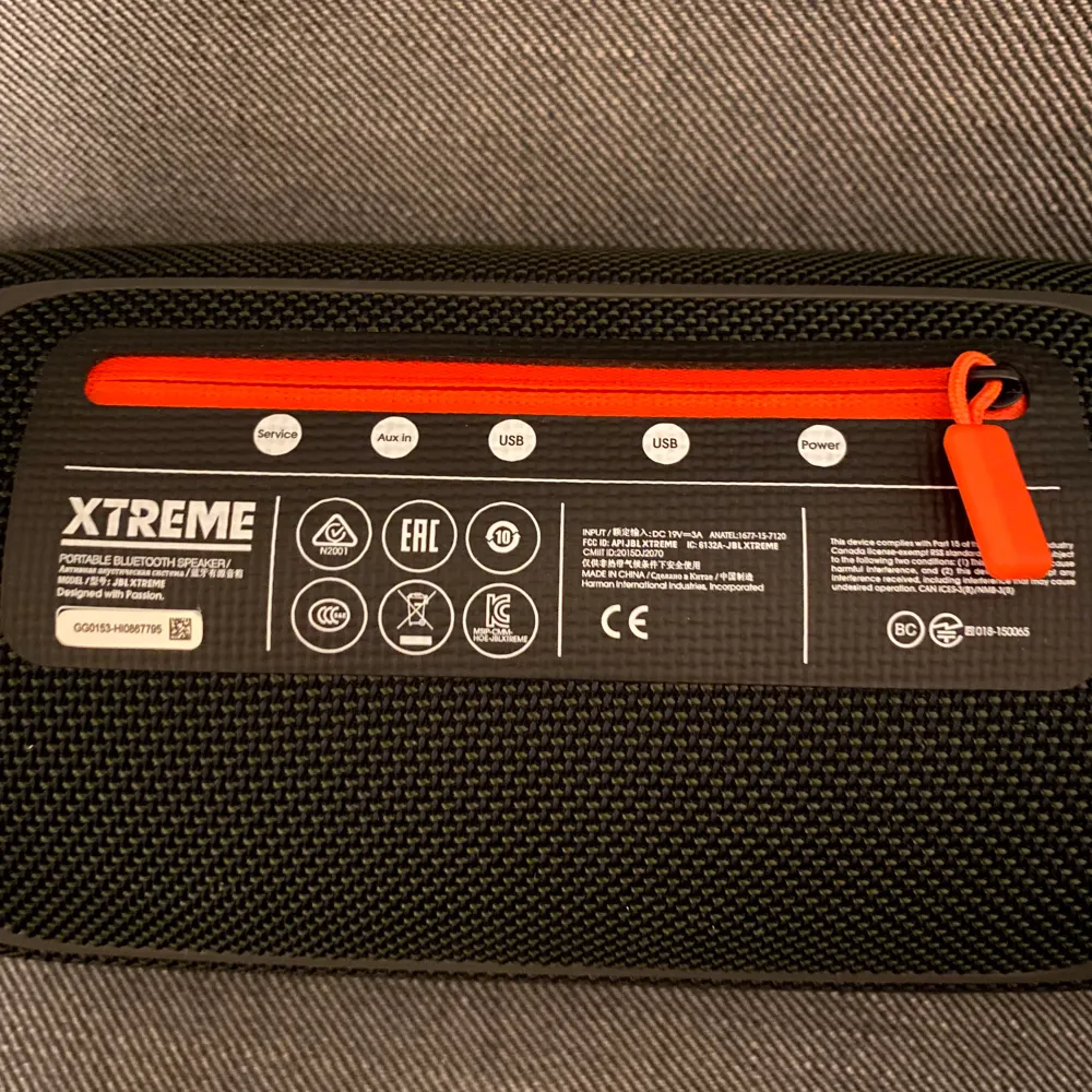 JBL XTREME är en bluetooth högtalare som du kan ta med dig vars du vill! Den klarar att spela musik i 15 timmar på en laddning. Den tål också att vatten skvätter på den. den är i fint skick och allt ska funka som det ska.. Övrigt.
