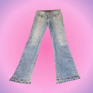 Lågmidjade jeans med detaljer  - Lågmidjade jeans med fina detaljer😍😍 Köpte de precis men upptäckte att de är lite för små för mig tyvärr😢 Midjemåttet är 39cm tvärs över och innerbenslängden är 85cm! Skriv privat vid intresse o frågor!💖