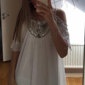 Vit studentklänning - Superfin vit klänning från DM retro som använts vid ett tillfälle, klänningen har utgått ur sortimentet. Storlek One Size, passar mig som har storlek XS/S. Nypris 899kr