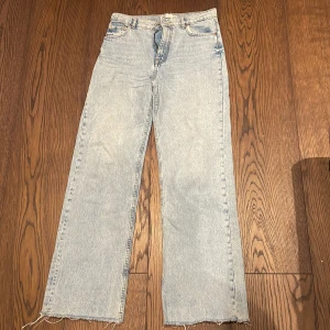 Zara Jeans  - Ljusa jeans från Zara i modellen 90s full lenght. Storlek 40. 150kr+frakt 