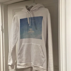 Hoodie med tryck - Vit hoodie med tryck från The Cool Elephant, storlek M, 150kr+frakt 