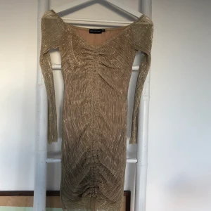 Klänning - Såå fin klänning från pretty little things, nästan helt oanvänd