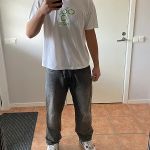 Gråa baggy Levis jeans - Säljer ett par gråa Levis jeans som tyvärr inte används längre pga bytt stil. Jeansen har inga skador eller liknande och passar vem som helst som gillar större jeans.   Jag är 187 och dom passade mig perfekt när jag har 184-5 också.   Kan mötas upp i Gbg❤️