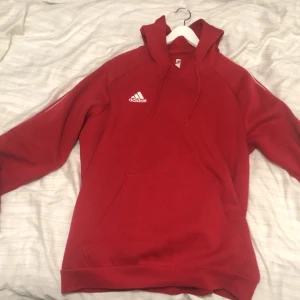 Adidas has. We e e - Har användt den bara några gånger, är varmt och skönt. 