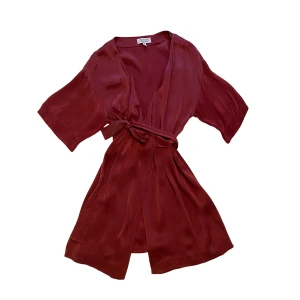 Kimono/klänning - En superskön klänning från Other stories som kan användas som kimono också. En storlek 34 som passar bra på mig som egentligen är 36/38💘