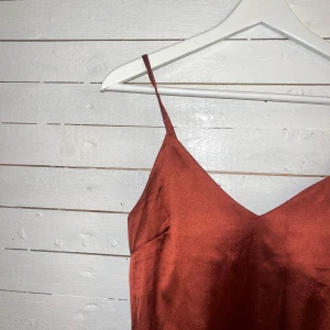 Vinrött linne i satin - Linne i satin från asos storlek xs. Perfekt till fest