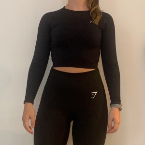 NA Träningstopp  - Svart croppad träningstopp.