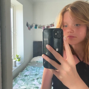 Svart linne - Skit snyggt linne från Gina, köpt förra sommaren. Nypris 200, kan matcha till mycket. Är storlek M men passar på mig som är en S, xs