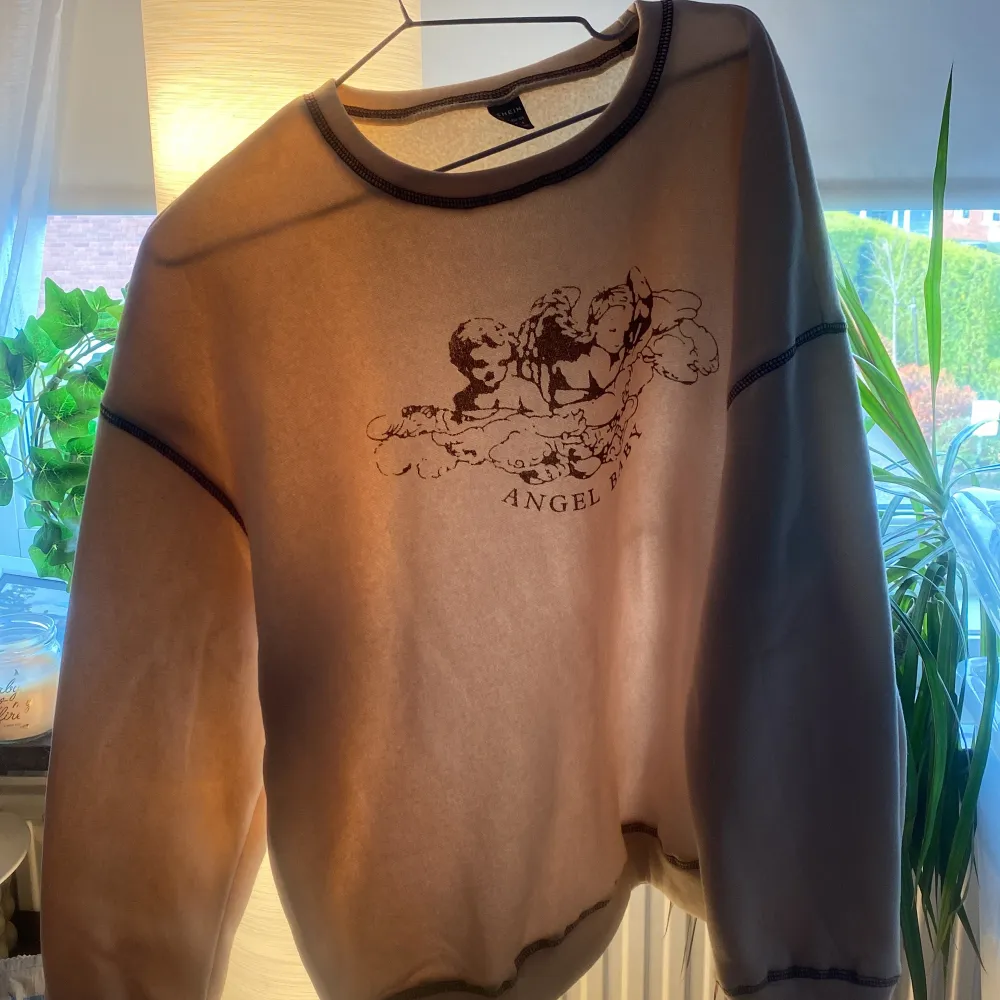 Säljer denna sweatshirt från shein, i strl S/M känns mer som S men står M :-) Inte riktigt min stil och endast använd 1 gång. Nyskick 🫶. Hoodies.