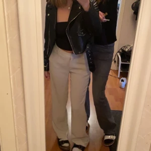 Kostymbyxor  - Säljer dessa ur snygga lågmidjade kostymbyxorna från något märke som heter ril’s. De är i st 34, jah ör 165cm och de är för långa för mig vilket jag dock kan tycka är snyggt ibland 