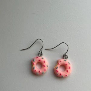 Fina munköronhängen - Använda några gånger men är i toppen skick o ser oanvända ut. 