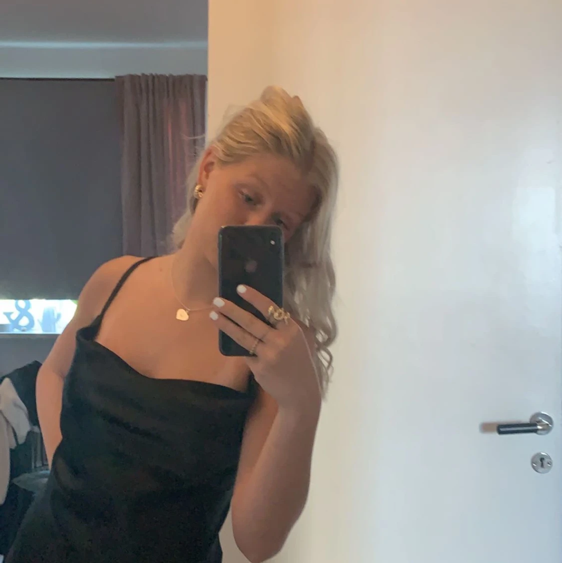 Svart satin klänning - 90