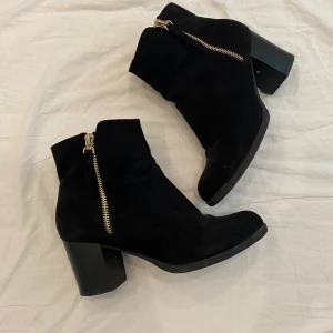 Klackar  - Svarta klackar/skor, bra skick, pris går att diskuteras 