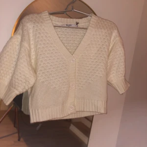 Kort kofta  - En otroligt mjuk och fin kofta helt nyköpt använd max 2 gånger 