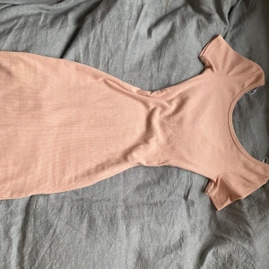 H&M Klänning XS - Klänningen är i nyskick, sitter ganska tajt, går ner till mid-lår ungefär. Urringad på ryggen 