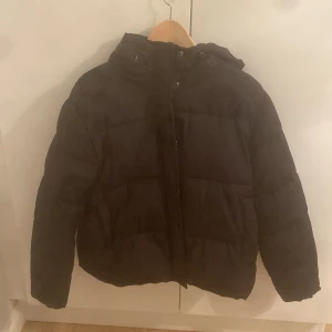 Vinterjacka fint skick  - Vinterjacka svart kortare modell  Från lager 157  Storlek xs/s  Som ny  Nypris 500kr
