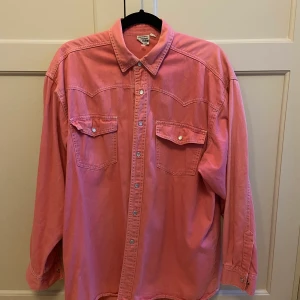 Denimskjorta  - En rosa oversized jeansskjorta som jag hittat second hand. Storlek 38/40. 