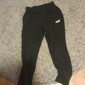Puma byxor strl s - Svarta puma byxor i bra skick. Använd fåtal gånger. Möts gärna upp . Köparen står för frakten