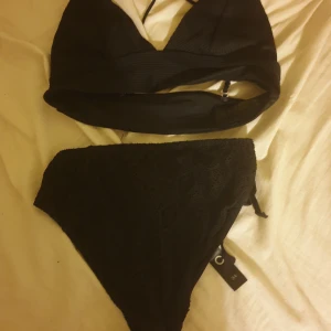 bikini  - en fin liten bikini i storlek vet ej jag har fått den av en kvinna som ger mig kläder i stället för att släbga dom så även här får man köpa på känn.