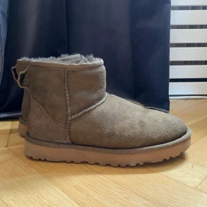 Uggs mini i strl. 38 - Säljer mina Uggs i strl.38 Inköpta förra året på Raglady i Göteborg för 1999 kr. Skorna är sparsamt använda, och är i bra skick!! Skorna är impregnerade 🥰🤗 Säljs pga kommer ej till använding. 